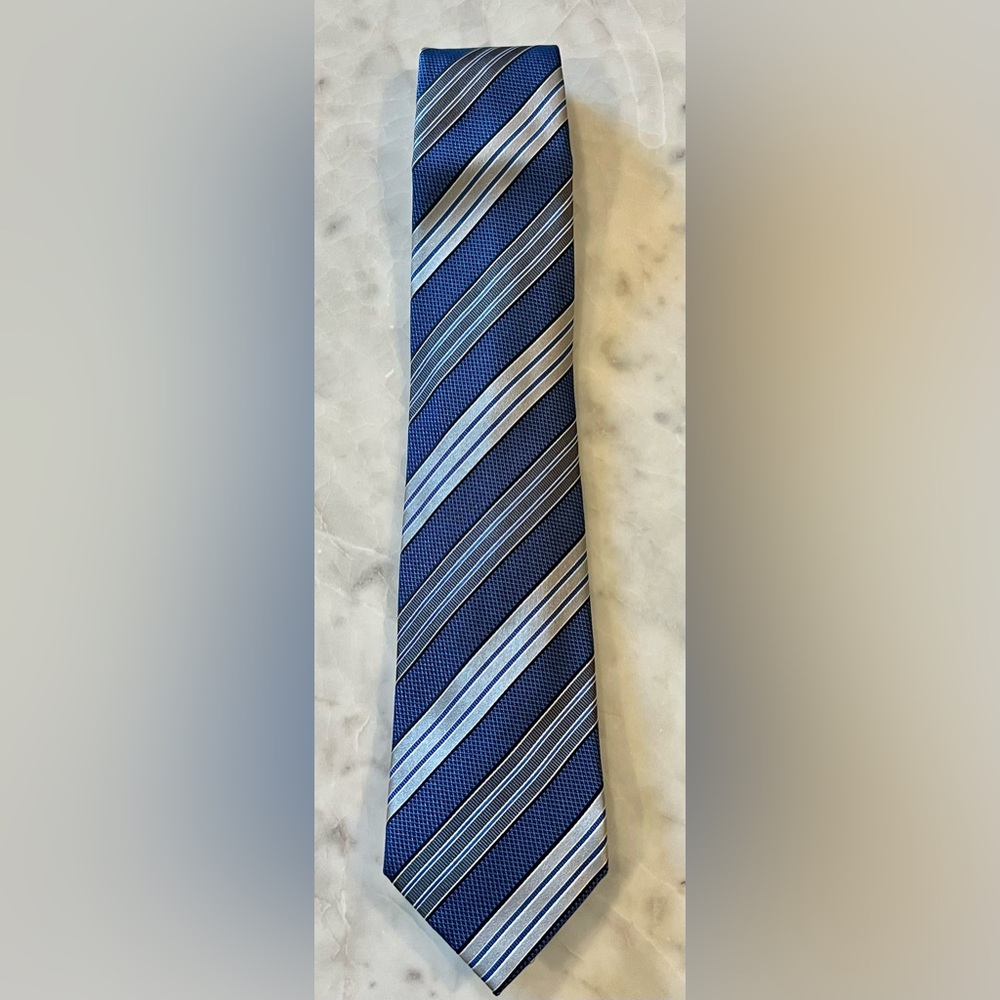 ZEGNA Blue & Silver Classic Striped Tie. 100% Silk excellent condition